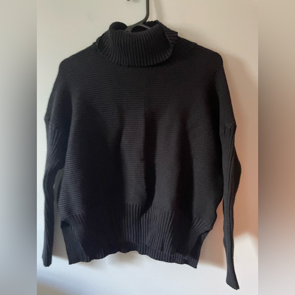 EUC - Lillusory size sm sweater